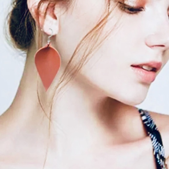 ✨RED LEATHER LEAF SHAPED EARRINGS-VEGAN-NEW✨DROP - Picture 4 of 6